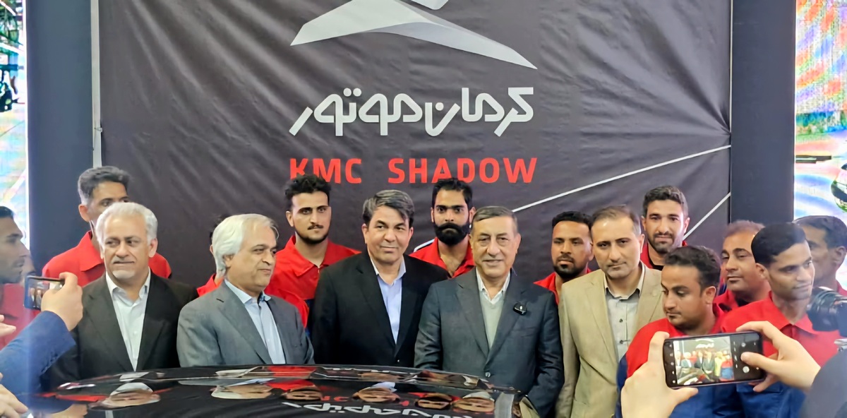 معاون اجرایی رئیس‌جمهور در سفر به بم و بازدید از منطقه ویژه اقتصادی ارگ جدید، با حضور در کارخانه کرمان موتور از هاچ‌بک ملی «KMC SHADOW» رونمایی کرد.