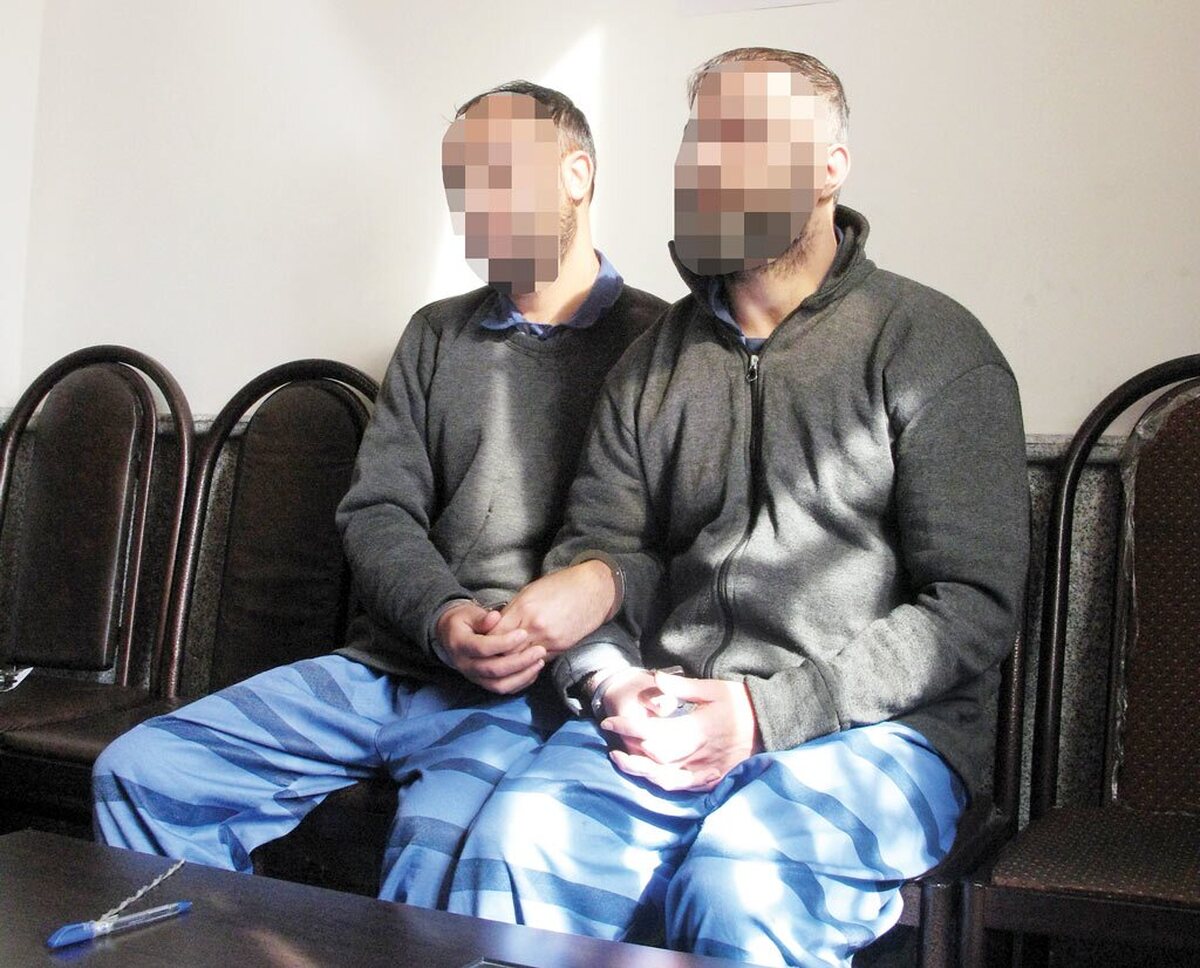 دو عضو یک باند سرقت که بعد از آزادی از زندان به خانه‌های مردم در تهران دستبرد می‌زدند دستگیر شدند. آنها حتی به فیلم عروسی زوج جوان نیز رحم نکردند و آن را دزدیدند.