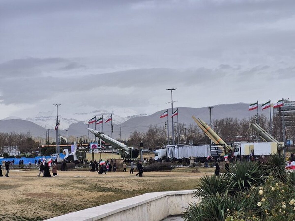 در جریان برگزاری راهپیمایی باشکوه ۲۲ بهمن در تهران، تعدادی از موشک‌های بالستیک و تجهیزات دفاعی به نمایش گذاشته شده است.