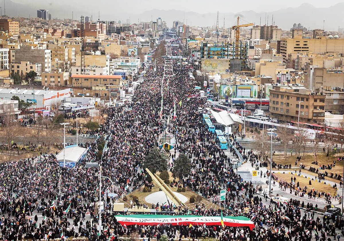بار دیگر حضور گسترده مردم ایران در سالگرد پیروزی انقلاب اسلامی، تصویری متفاوت از روایت‌هایی ارائه داد که طی ماه‌های اخیر در برخی رسانه‌ها و شبکه‌های مجازی درباره تضعیف پایگاه اجتماعی نظام مطرح می‌شد. راهپیمایی ۲۲ بهمن امسال با مشارکت میلیونی مردم در سراسر کشور، به صحنه‌ای از نمایش انسجام اجتماعی و سیاسی بدل شد‌؛ حضوری که در امتداد سنت سیاسی چهار دهه گذشته، به‌عنوان یکی از شاخص‌های مشروعیت و سرمایه اجتماعی جمهوری اسلامی تفسیر می‌شود.  در شرایطی که همزمان با تحولات منطقه‌ای و تشدید جنگ روانی رسانه‌های معاند، تلاش‌هایی برای القای شکاف میان مردم و حاکمیت دنبال می‌شد، حضور گسترده مردم در ۱۴۰۰ بخش، شهر و شهرستان کشور بار دیگر نشان داد فضای واقعی جامعه ایران فاصله قابل توجهی با روایت‌های رسانه‌ای دشمنان دارد. براساس برآوردهای برخی رسانه‌ها، ده‌ها میلیون نفر در راهپیمایی امسال حضور یافتند‌؛ آماری که البته جمعیت حاضر در بیش از ۴۰ هزار روستای کشور را در بر نمی‌گیرد.  این حضور در حالی رقم خورد که همزمان با تشدید تهدیدات خارجی، از‌جمله مواضع تهاجمی دونالد ترامپ، رئیس‌جمهور آمریکا، تحلیلگران داخلی آن را نشانه‌ای از تقویت همبستگی ملی در مواجهه با فشارهای خارجی ارزیابی می‌کنند. 