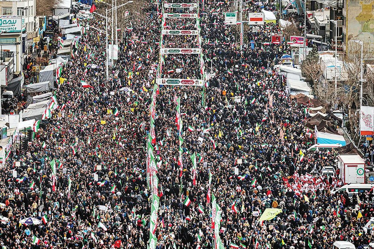 راهپیمایی ۲۲ بهمن امسال، فقط یک مناسبت داخلی یا آیین سالگرد انقلاب اسلامی نبود‌؛ این رویداد به یکی از مهم‌ترین رخدادهای سیاسی ـ رسانه‌ای منطقه و حتی جهان در شرایط پرتنش کنونی تبدیل شد. برگزاری این راهپیمایی در فضایی که ایران با تهدیدهای نظامی، فشارهای تحریمی و پیامدهای جنگ ۱۲روزه و حوادث تروریستی ماه‌ گذشته مواجه بود، موجب شد بازتاب آن در رسانه‌های بین‌المللی، فراتر از پوشش‌های معمول سالگرد انقلاب اسلامی باشد و به‌عنوان شاخصی از وضعیت انسجام داخلی و قدرت اجتماعی جمهوری اسلامی مورد توجه قرار گیرد. کشورهای جهان به خوبی نظاره‌گر این موضوع بوده‌اند که ایرانیان در مدت یک ماه دو راهپیمایی بزرگ و میلیونی در روزهای ۲۲ دی و ۲۲ بهمن برگزار کرده‌اند و وطن‌دوستی و حمایت از حاکمیت ملی خود را به رخ جهانیان کشیده‌اند.