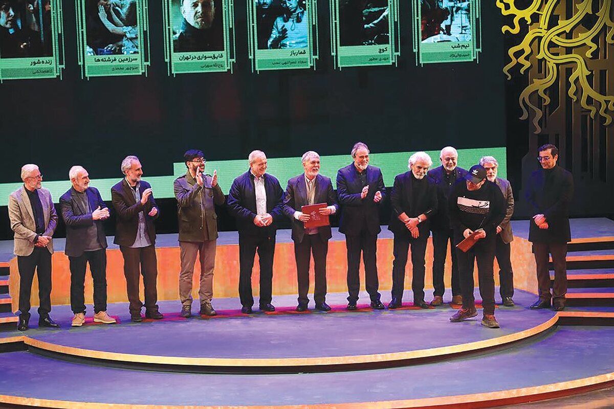 بالاخره جشنواره فیلم فجر با تمام فراز و فرودهایش به ایستگاه آخر رسید و اختتامیه چهل‌وچهارمین جشنواره فیلم فجر در تالار وحدت با اجرای محمدرضا شهیدی‌فرد برگزار شد. در ابتدای مراسم، پس از پخش قطعه «ایران» همایون شجریان، شهیدی‌فرد گفت: در دی ماه گذشته خیابان‌های تهران و چند شهر در آتش کین سوخت، خیلی‌ها جان خود را از دست دادند، خیلی‌ها برای تمامیت‌ارضی تلاش کردند و شهید شدند. امیدوارم دیگر در کشورمان شاهد چنین وقایعی نباشیم. برخی از سینماگران ترجیح دادند جریان جشنواره را از دور پیگیری کنند اما بخش اعظم سینماگران پای فیلم خود ایستادند و به همه کسانی که انتخاب‌های متفاوت داشتند، احترام می‌گذاریم.