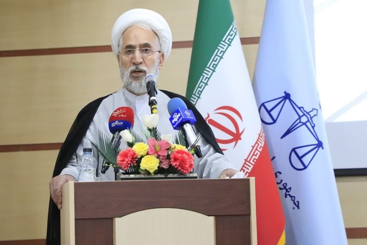 دادستان کل کشور با رد ادعا‌های مطرح‌شده درباره عدم رعایت حقوق بازداشت‌شدگان، گفت: آیین دادرسی کیفری جمهوری اسلامی ایران از قوانین مترقی در تامین حقوق متهمان است و هرگونه تخلف در این زمینه دارای ضمانت اجرا خواهد بود لذا ادعای رسانه‌های معاند در عدم رعایت این حقوق ادامه جنگ روانی دشمن است.