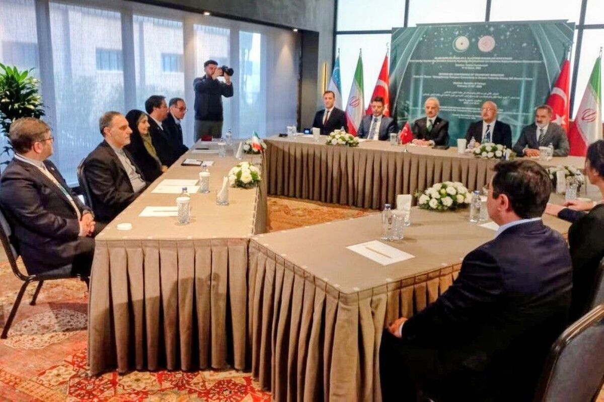 وزیر راه و شهرسازی با وزیر حمل و نقل ترکیه در حاشیه دومین اجلاس وزرای حمل و نقل کشور‌های اسلامی دیدار و گفت‌و‌گو کرد.