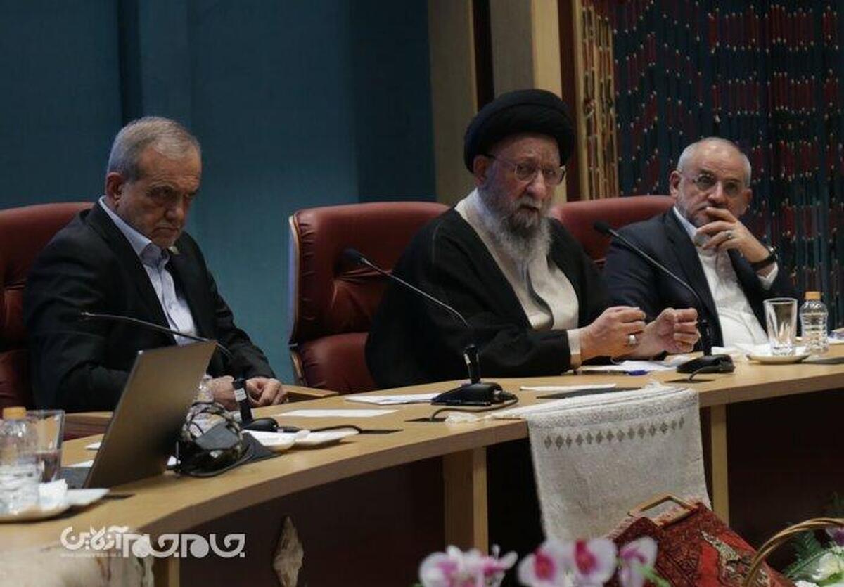 نماینده ولی فقیه در گلستان با ابراز نگرانی از وضعیت بحرانی اکوسیستم شرق دریای خزر، نسبت به خشک شدن تدریجی خلیج گرگان و بروز فاجعه زیست‌محیطی هشدار داد و تأکید کرد: اگر روند فعلی ادامه یابد، این پهنه آبی به کانون ریزگردهای نمکی تبدیل شده و جزیره تاریخی آشوراده برای همیشه نابود خواهد شد.