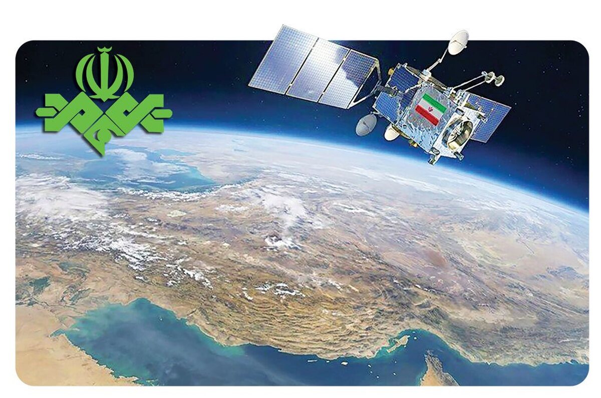 شبی آرام اما پرهیجان در آسمان سرد قزاقستان؛ لحظه‌ای که شعله‌های موشک «پروتون-ام» آسمان بایکونور را روشن کرد، تاریخ فناوری فضایی ایران ورق خورد. ماهواره «جام‌جم ۱»، نخستین ماهواره‌ زمین‌آهنگ (ژئو استیشنری) کشور است که با نام بین‌المللی IRAN DBS با موفقیت از سکو پرتاب شد و در مدار زمین قرار گرفت. این اتفاق را می‌توان نقطه‌ آغاز فصل تازه‌ای از استقلال رسانه‌ای، فنی و ارتباطی جمهوری اسلامی ایران دانست؛ فصلی که معنایش، عبور از وابستگی به زیرساخت‌های خارجی در حوزه‌ پخش و تبادل داده‌های رادیویی و تلویزیونی است.