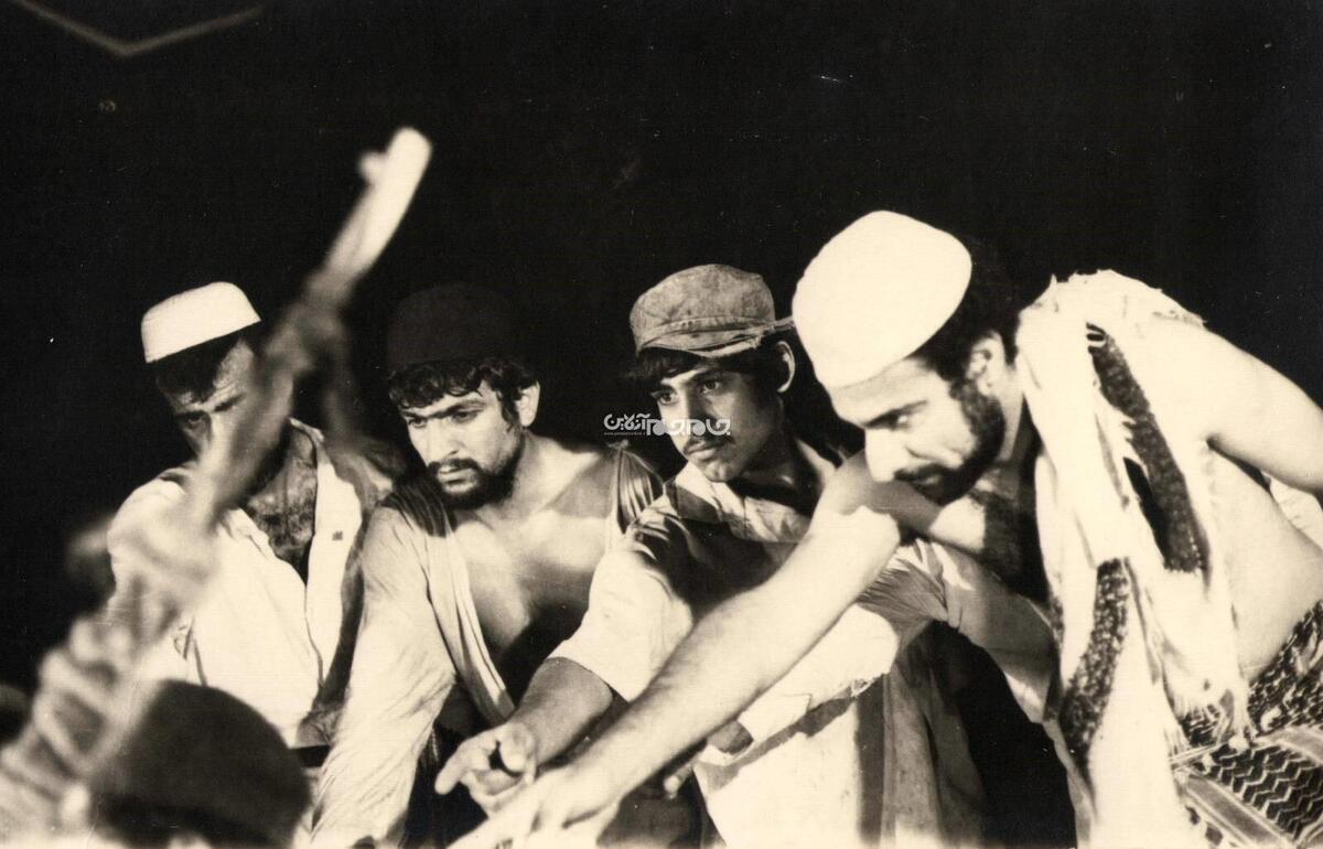 در تمام فیلم های ما قصه اصلی پشت دوربین بود و کسی نبود ازش فیلم بسازه ما پر شال هم را گرفته بودیم تا پلان پلان بوشهر را در فرهنگ لغات سینما بنا کنیم بسازیم و به در خانه بنی‌بشر پست کنیم .