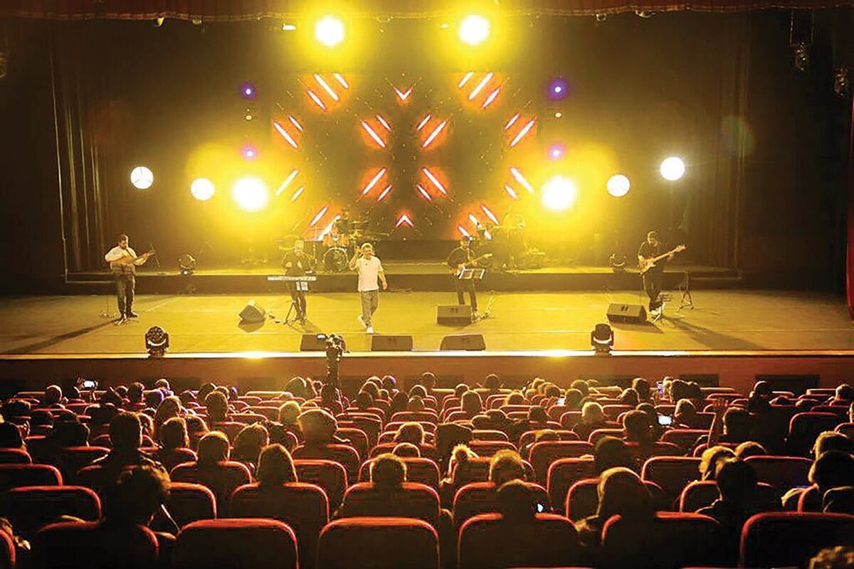 جشنواره موسیقی فجر درحالی امروز (۲۵ بهمن‌ماه) به کار خود پایان می‌دهد که چهل‌ویکمین دوره را با دبیری آرش امینی پشت‌سر گذاشت. در این دوره، گروه‌ها و هنرمندان راه‌یافته به مرحله نهایی، در۱۲سالن به اجرای برنامه پرداختند. این جشنواره در مجموع، در شش بخش «موسیقی ایرانی»،«همسرایان یا گروه‌های کُر»، «اجرای گروه‌های کودکان و نوجوانان»، «موسیقی تلفیقی و گونه‌های موسیقی پاپ»، «موسیقی کلاسیک» و «موسیقی اقوام و نواحی ایران» تدارک دیده شده بود. به‌این بهانه با آرش امینی، دبیر جشنواره، درباره رویکردها و محورهای این دوره به گفت‌وگو نشسته‌ایم.