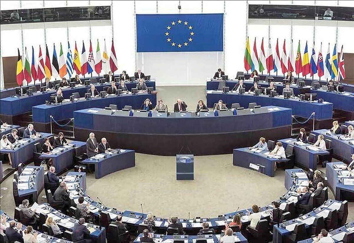 استعفای کریس ورمالد به عنوان عالی‌ترین کارمند دولت و دبیر کابینه انگلیس، تنها یک خبر اداری نبود؛ این کناره‌گیری، به‌مثابه بیرون کشیده شدن نخ اول از پارچه‌ای پوسیده بود که سال‌ها با عنوان «حاکمیت قانون»، «شفافیت نهادی» و «اخلاق لیبرال» به جهان عرضه می‌شد. آنچه با این استعفا نمایان شد، نه یک خطای مدیریتی بلکه برملا شدن عمق یک رسوایی ساختاری در مرکز قدرت و تمدن غرب است؛ رسوایی‌ای که نام آن سال‌هاست لرزه بر اندام نخبگان سیاسی و اقتصادی انداخته: پرونده جفری اپستین.