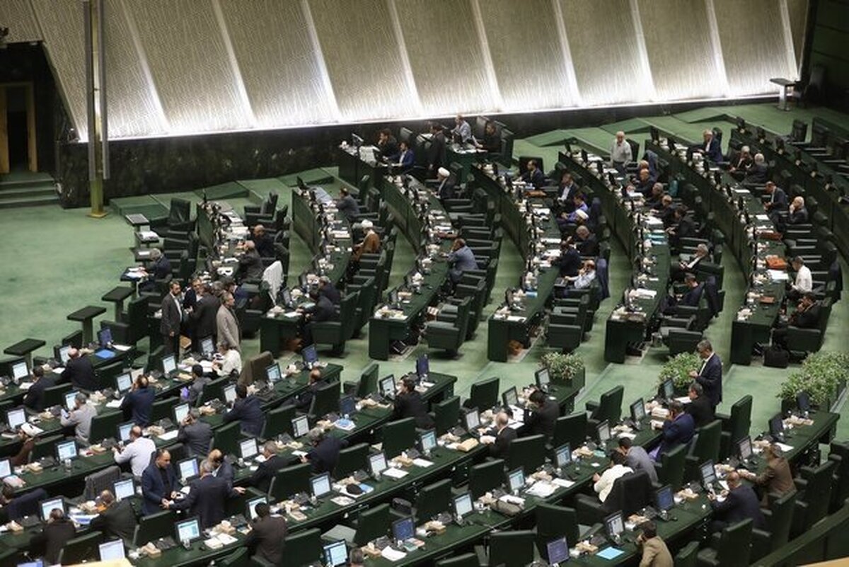 پنجاه و یک تن از نمایندگان مجلس شورای اسلامی در تذکری کتبی به رئیس جمهور بر ضرورت بازنگری در انجام مذاکرات با آمریکا و سه کشور اروپایی تاکید کردند.