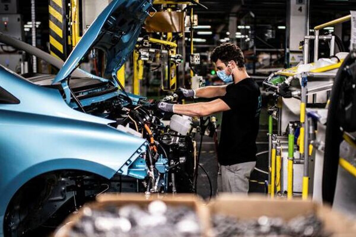 معاون وزیر صمت اعلام کرد: قیمت‌های جدید خودرو پس از مخالفت این وزارتخانه با نرخ‌های اعلامی قبلی و بعد از بررسی و تائید درکارگروه مستقر در بانک مرکزی، به خودروسازان ابلاغ شد.