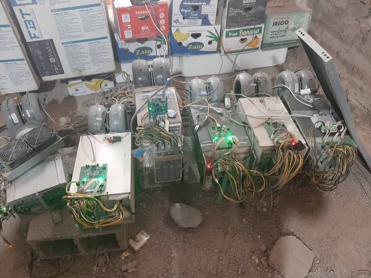  رئیس پلیس امنیت اقتصادی استان کرمان از کشف ۲۹ دستگاه استخراج ارز دیجیتال از پارکینگ یک شرکت فروش خودرو خبر داد.