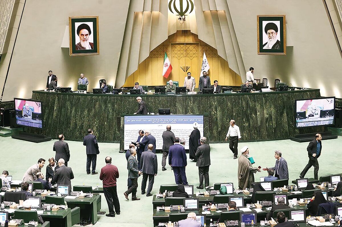 دیروز نمایندگان مجلس در بررسی لایحه بودجه سال آینده موضوعات مالیاتی را تصویب کردند. از اراضی، خانه و خودرو‌های لوکس گرفته تا معافیت حقوق‌بگیران در جلسه دیروز مجلس به تصویب رسید. در طول دهه‌های گذشته به دلیل تامین درآمدهای نفتی، نگاه به مالیات حاشیه‌ای بود اما در طول چند سال گذشته و کاهش درآمدهای نفتی، تامین هزینه‌های دولت بر دوش مالیات بود و نگاه‌ ویژه‌تری به این بخش درآمدی دولت شد.