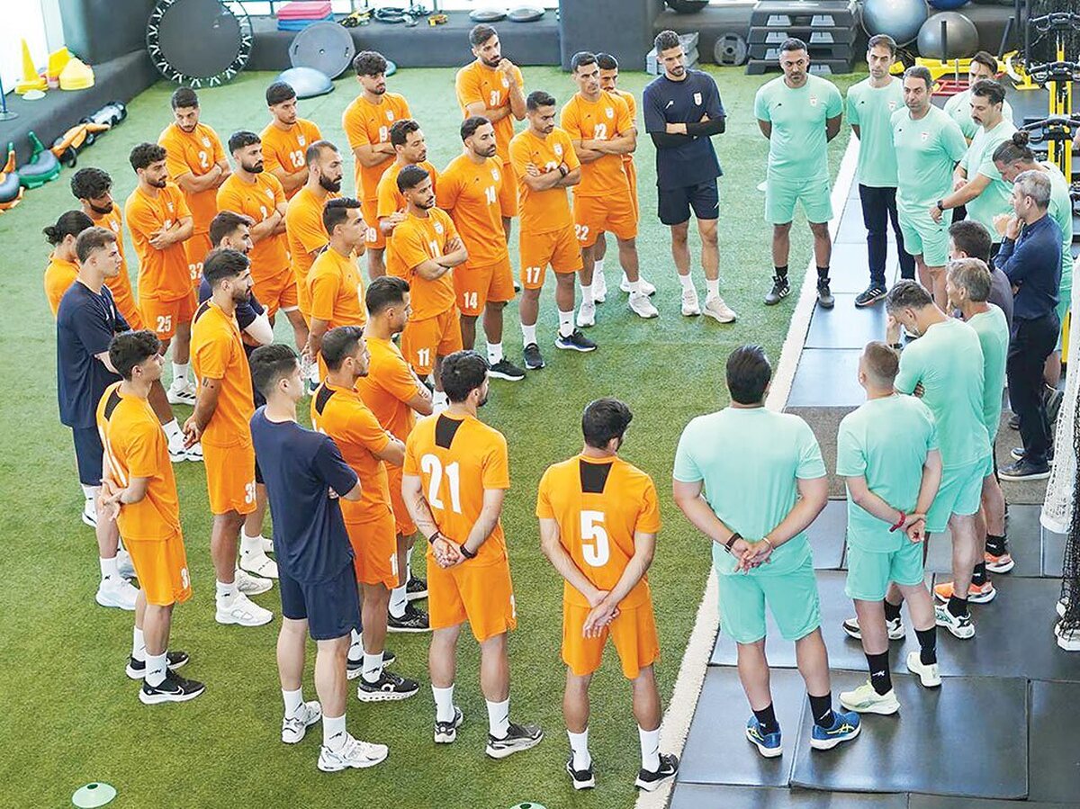 مهدی تاج رئیس فدراسیون فوتبال بهمن ماه امسال گفته بود امیر قلعه‌نویی مشغول تهیه لیست ۵۰ نفره از بازیکنان برای اقدام ویزا و در نهایت معرفی به فیفاست. حالا اما اعدادی که اعلام شده، متفاوت‌تر از آن چیزی است که تاج بیان کرده است. رسانه‌ها روز گذشته خبر دادند قلعه‌نویی لیستی ۱۰۰نفره به فدراسیون ارائه داده و تعدادزیادی ازبازیکنان هم عازم دبی وسفارت آمریکاشده‌اندتابرای ویزادرخواست دهند.