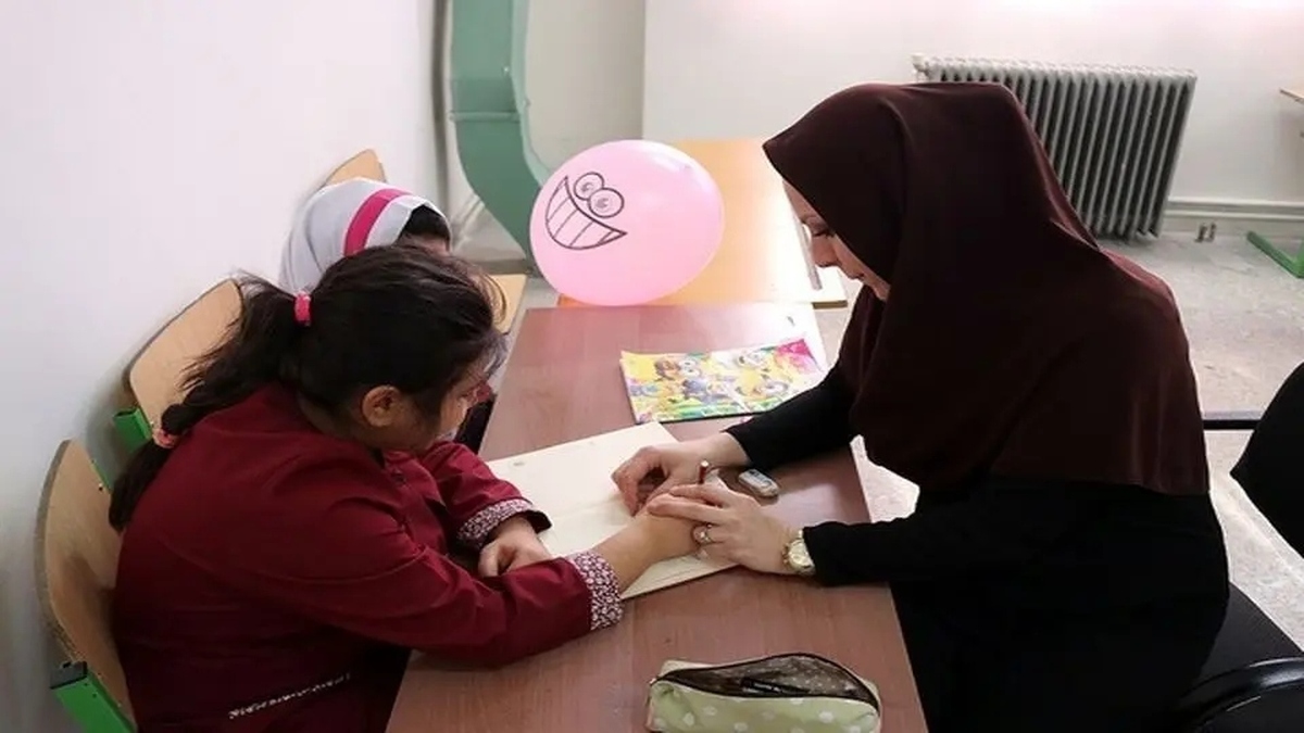 وقتی زنگ مدرسه به صدا درمی‌آید همه چیز برای بیشتر بچه‌ها شبیه هم است؛ اما برای برخی کودکان، صدا‌ها بلندتر، نور‌ها تیزتر و نگاه‌ها سنگین‌ترند. حضور یک کودک اوتیسمی در کلاس عادی فقط جابه‌جایی یک صندلی در ردیف دانش‌آموزان نیست؛ آزمونی است برای انعطاف نظام آموزشی، صبوری معلم و میزان بلوغ یک جامعه در پذیرش تفاوت‌ها. پرسش اصلی این نیست که آیا این کودکان «می‌توانند» در مدرسه عادی درس بخوانند بلکه این است که آیا ما توانسته‌ایم مدرسه‌ای بسازیم که برای همه بچه‌ها جا داشته باشد؟