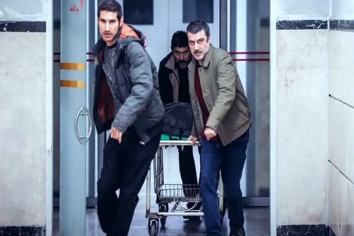 فیلم اردوبهشت اثر محمد داوودی را می‌توان از منظر چندین چار‌چوب نظری در سینما و علوم اجتماعی تحلیل کرد. براساس نظریه بازتاب در سینما، که هنر را بازتابی از شرایط مادی جامعه می‌داند، این فیلم بیش از یک بازسازی تاریخی صرف، آن را باید سندیت سازی دراماتیک از یک شکاف ساختاری دانست.