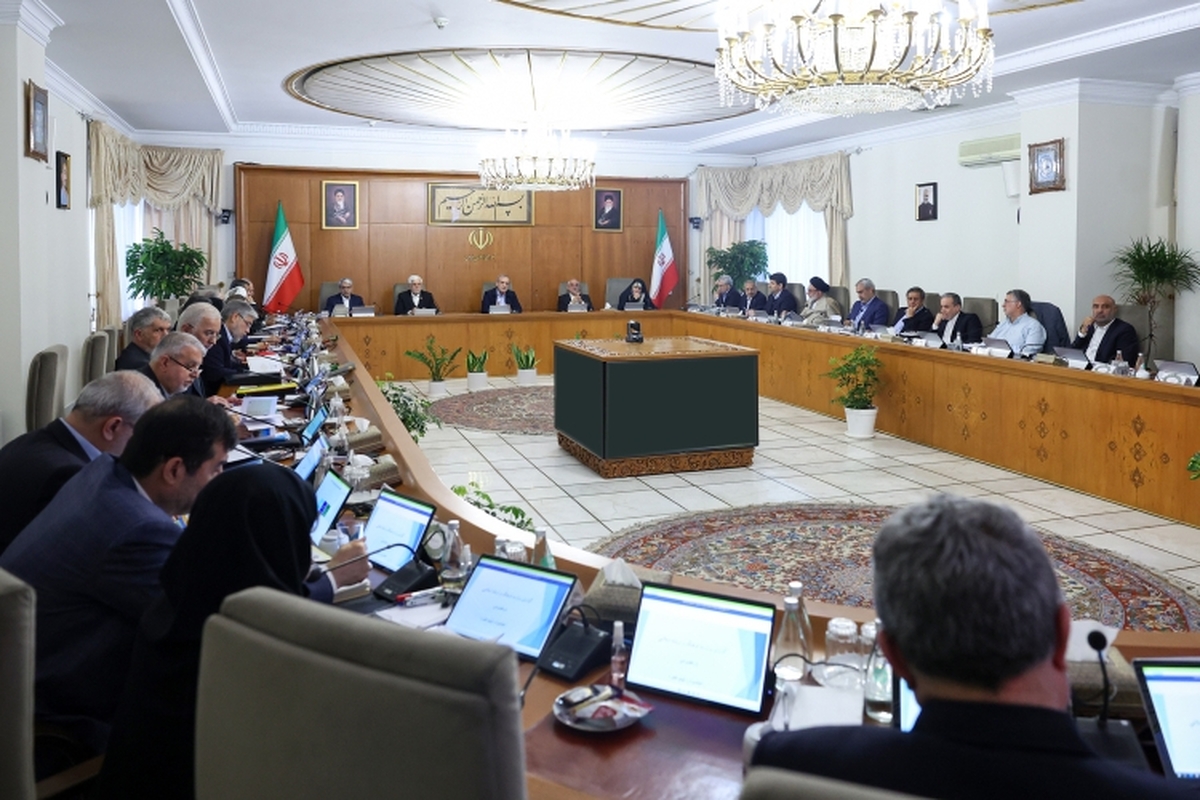 رئیس‌جمهور با قدردانی از حضور هنرمندان درصحنه در شرایط موجود، اظهار داشت: در این فضای غبارآلود اتفاقات تلخی رخ داد، اما هنرمندان در چنین شرایطی  در صحنه حضور پیدا کردند که این امر قابل تقدیر است.