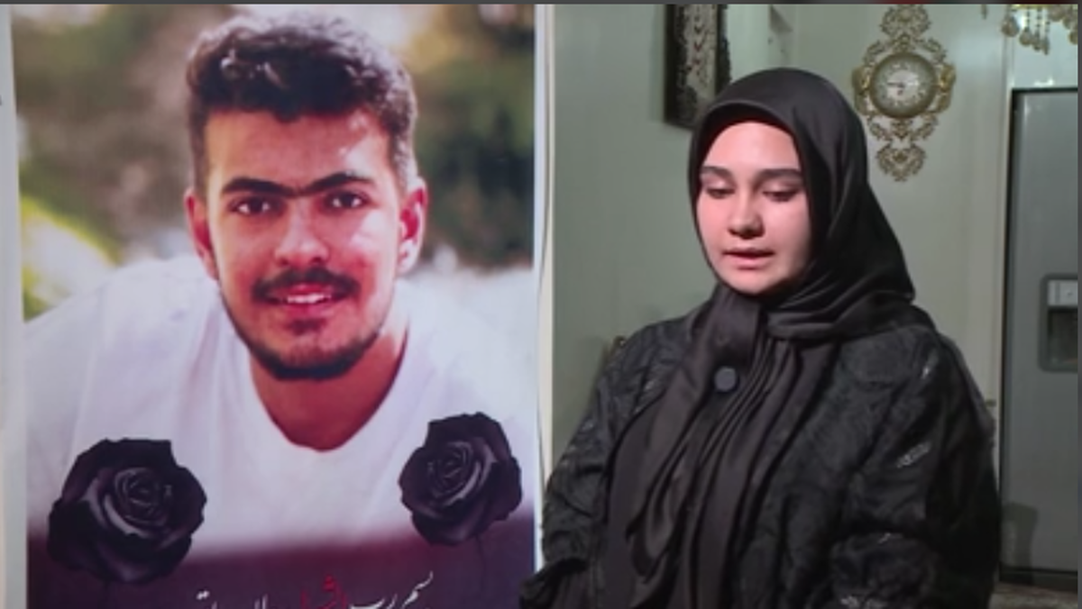 پسری که در جنگ تروریستی دی، برای نجات جان خواهرش، از خونه بیرون زد و خبر شهادتش، به خونه رسید.