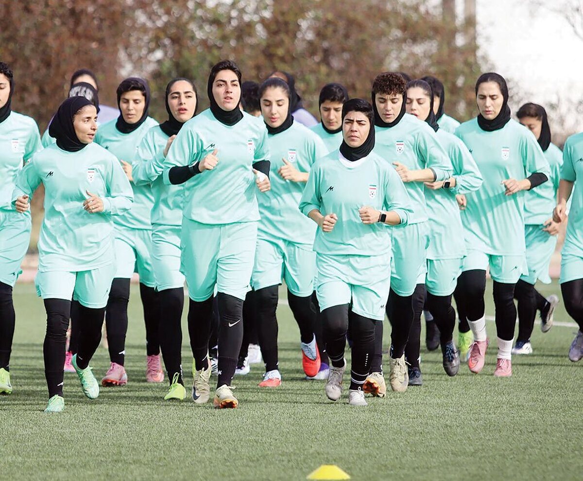 پس از آن‌که تیم ملی فوتبال زنان ایران با بردی دراماتیک مقابل اردن در خاک این کشور توانست خودش را به جام ملت‌های ۲۰۲۶ برساند و برای دومین ‌بار تاریخ‌سازی کند، مسئولان فدراسیون با به‌کار بردن عباراتی مانند «حمایت همه‌جانبه و حداکثری از تیم ملی»، وعده‌هایی امیدوارکننده به مرضیه جعفری و شاگردانش دادند اما پس از چند ماه حتی پاداش آنها به‌درستی پرداخت نشده!