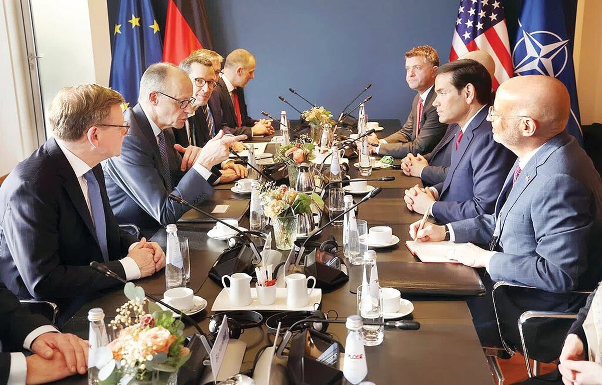 اظهارات مقامات آمریکایی و اروپایی در کنفرانس امنیتی مونیخ ۲۰۲۶ که از ۱۳ فوریه آغاز به کار کرد‌؛ پرده از شکاف رو به گسترش میان دو سوی اقیانوس اطلس برداشته و نشان‌دهنده حرکت تدریجی به سمت جدایی استراتژیک طرفین است. صدراعظم آلمان، فردریش مرتس، در سخنرانی افتتاحیه اعلام کرد که «نظم مبتنی بر قوانین دیگر وجود ندارد» و شکاف عمیقی میان اروپا و آمریکا ایجاد شده، جایی که آمریکا رهبری جهانی خود را «از دست داده» است، همچنین امانوئل مکرون، رئیس‌جمهور فرانسه، هشدار داد که اروپا باید برای «دشمنی بیشتر آمریکا» آماده شود.