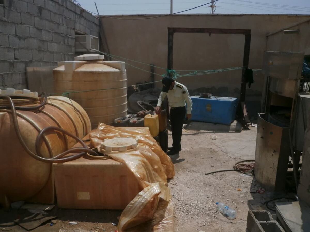 فرمانده انتظامی استان قزوین از کشف 32 هزار لیتر گازوئیل قاچاق از یک واحد مرغداری در بخش کوهین به ارزش 15 میلیارد ریال خبرداد .