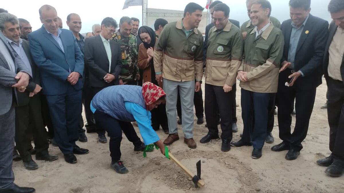 سرپرست دفتر برنامه عمران سازمان ملل متحد در ایران با تاکید برتوسعه راهکارهای پایدار برای مقابله با بیابان‌زایی گفت: پروژه خورشیدی بم آغاز همکاری‌ پایدار برای مقابله بابیابان زایی است.