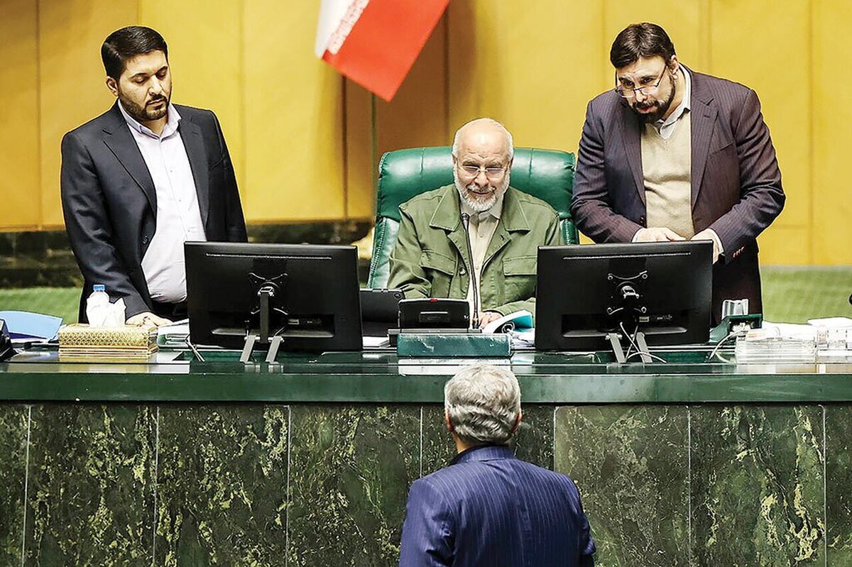 دولت مکلف است هر سال حقوق تمام کارکنان و بازنشستگان دولت را متناسب با نرخ تورم اعلامی از سوی بانک مرکزی افزایش دهد؛ یعنی افزایش حقوق کارمندان باید مطابق نرخ تورم باشد. حداقل دستمزد کارگران نیز باید بر اساس ماده ۴۱ قانون کار با توجه به دو شاخص نرخ تورم و تأمین هزینه‌های معیشت خانوار تعیین شود که ضمن درنظرگرفتن تورم، قدرت تأمین هزینه‌های زندگی خانوار را حفظ کند؛ بااین‌حال دولت در لایحه بودجه میزان افزایش حقوق کارکنان خود را ۲۰ درصد دیده بود که این موضوع در مجلس تغییر کرد. طبق اعلام مجلس حقوق کارمندان در سال آینده حداقل ۳۲ درصد افزایش می‌یابد.