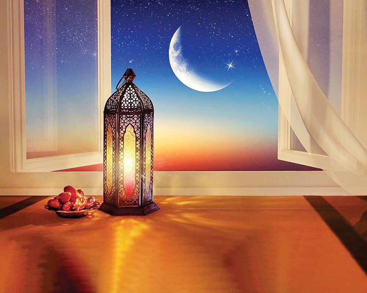 ماه رمضان همواره جایگاهی متفاوت در ذهن و زندگی مسلمانان داشته است‌؛ برای برخی مترادف با روزه‌داری، برای بعضی یادآور مناجات‌های شبانه و برای گروهی تمرینی برای خویشتنداری. با این حال، ابعاد این ماه فراتر از چارچوب‌های عبادی صرف است. رمضان در ذات خود بستری پویا برای تحقق اهداف اجتماعی و معنوی به‌شمار می‌رود‌؛ ماهی که نه‌تنها فرصتی برای رشد فردی، بلکه زمینه‌ای برای ترمیم روابط، کاهش تنش‌های خانوادگی و تقویت آرامش اجتماعی است اما پرسش اینجاست که تا چه اندازه برای ورود به این ضیافت الهی آماده‌ایم؟