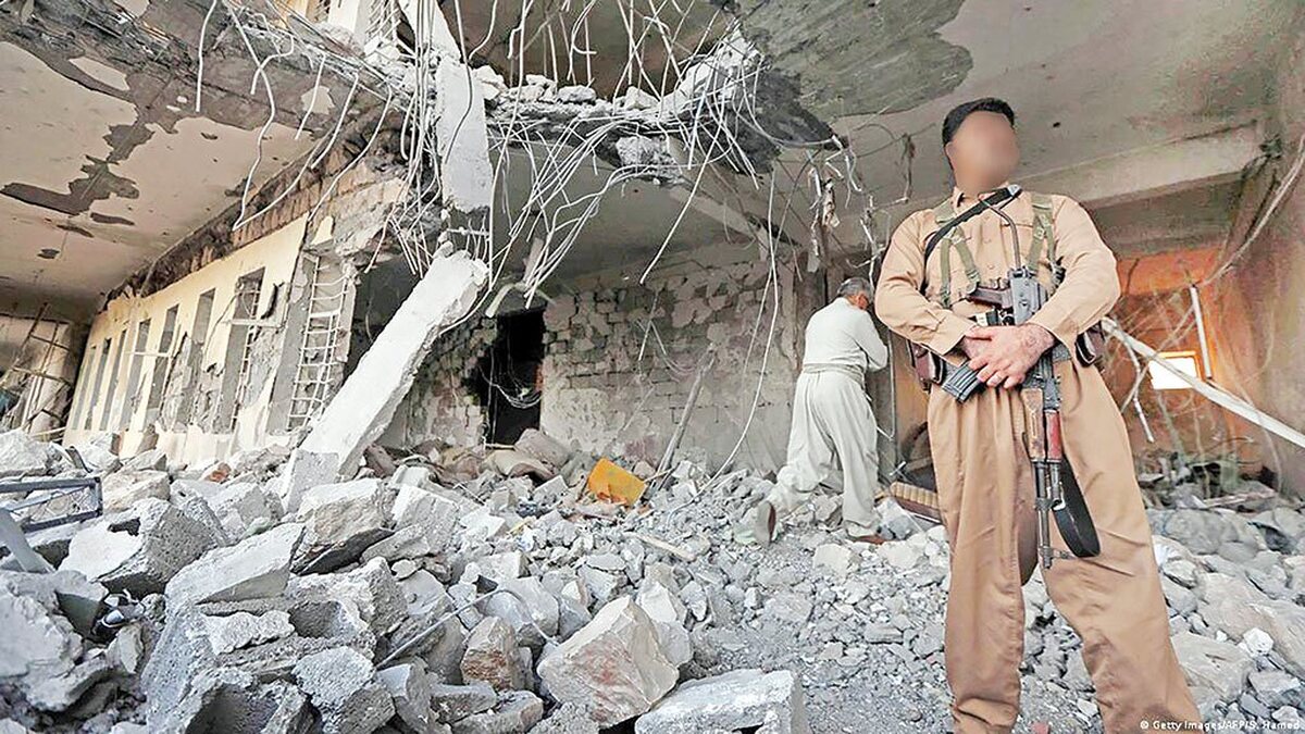 کتاب «قندیل» اثری پژوهشی-روایی نوشته کیانوش گلزار راغب است که با نگاهی به سرنوشت یکی از اعضای سابق «پژاک»، به‌کالبدشکافی فکری این سازمان تروریستی می‌پردازد. این کتاب، روایتی از خاطرات یکی از اعضای سابق سازمان پژاک است که نویسنده در آن کوشیده تا نسل جوان رابا زوایای پنهان فکری وعملکردی گروه‌های مسلح تجزیه‌طلب آشنا کند.