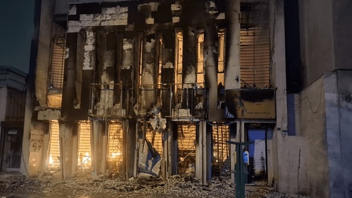 فرماندار تهران از شروع فرآیند پرداخت خسارات مالی به آسیب‌دیدگان حوادث دی‌ماه خبر داد و اعلام کرد این اقدام بر اساس دستورالعمل‌های وزارت کشور انجام می‌شود و شهروندان برای ثبت درخواست به فرمانداری مراجعه کنند.