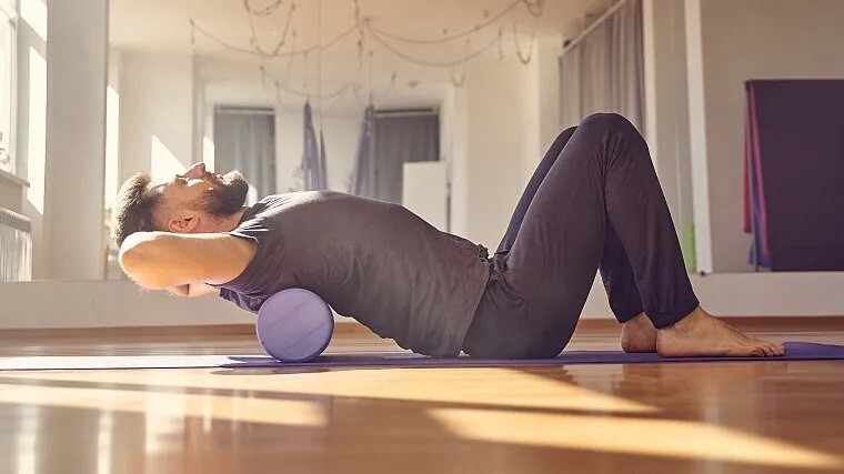 تمرینات سریع با فوم رولر برای کاهش درد در محل کار