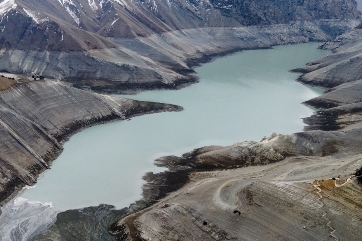 سدهای پنجگانه تهران در حالی در مجموع ۱۲۷ میلیون متر مکعب آب دارند که میزان مصرف این کلانشهر ۲.۷۵ میلیارد لیتر در روز است که نشان می دهد خرج آب از دخل آن فراتر رفته است.