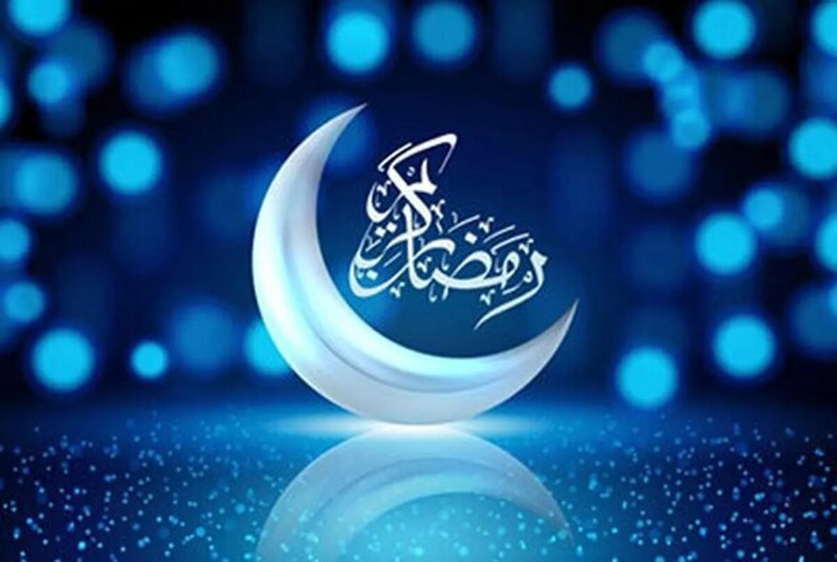 رمضان از مصدر «رمض» به مفهوم شدت گرما و تابش آفتاب بر رمل، معنا شده است. انتخاب چنین واژه‌ای به راستی از دقت نظر و لطافت خاصی برخوردار است؛ چرا که سخن از گداخته شدن است و شاید به تعبیری دگرگون شدن در زیر آفتاب گرم و سوزان نفس و تحمل ضربات بی‌امانش، زیرا که رمضان ماه تحمل شدائد و عطش است.