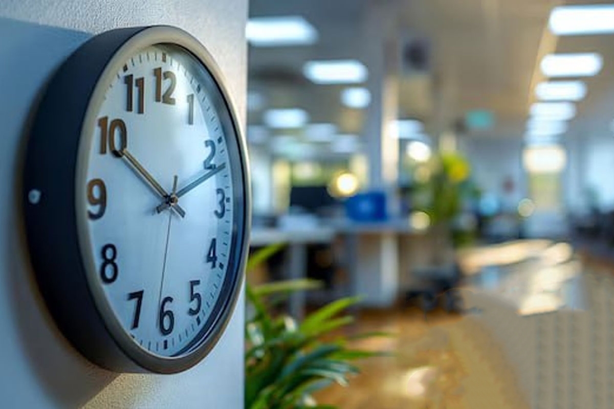 معاون برنامه‌ریزی استانداری البرز از ابلاغ بخشنامه جدید ساعات کاری دستگاه‌های اجرایی در ماه مبارک رمضان خبر داد و جزئیات نحوه فعالیت ادارات در این ایام را تشریح کرد.