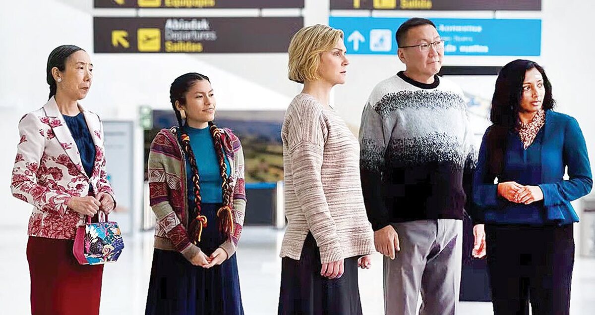 اگرچه وینس گیلیگان، سازنده سریال«پلوریبس» (Pluribus) ادعا کرده که این سریال درباره هوش‌مصنوعی نیست و حتی با جملاتی نفرت خود را از آن ابراز داشته اما آنچه در اثر تماشای قسمت مختلف آن به نظر متبادر شده و از قضا اغلب مخاطبان هم بر این نکته متفق هستند، شکلی از هوش‌مصنوعی است اگر از دنیای مجازی به دنیای واقعی بیاید، چیزی شبیه به همین دنیای پلوریبس خواهد شد.