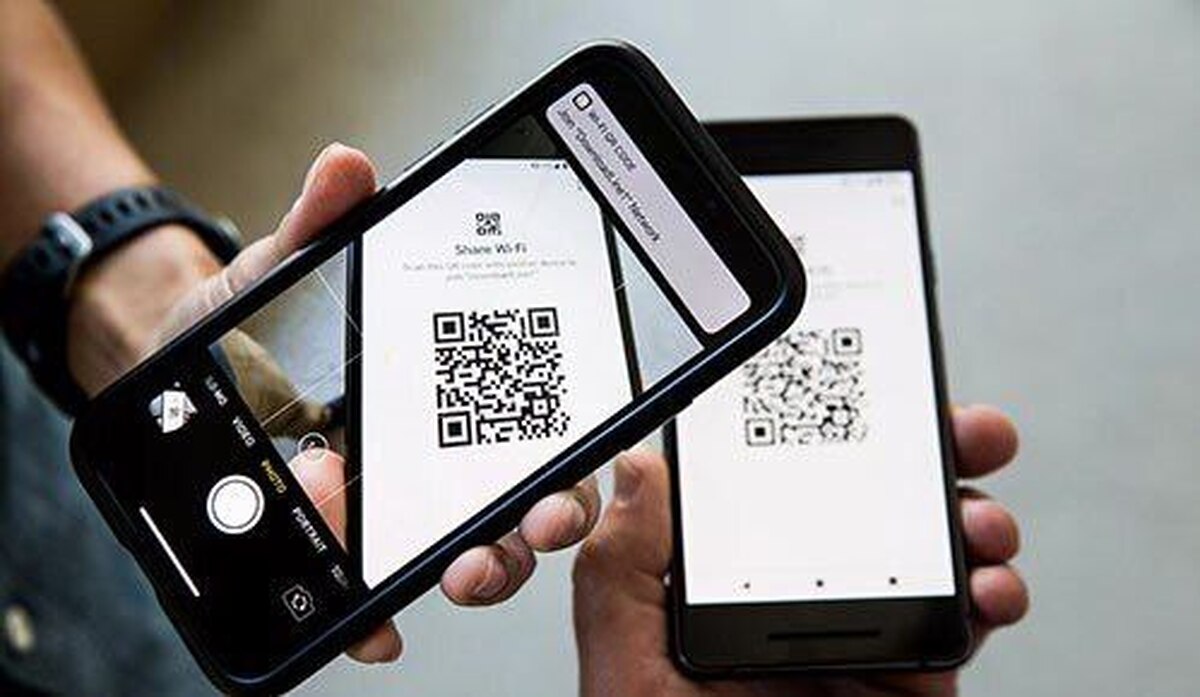 جدای از اینترنت دیتای گوشی‌ها، اینترنت وای‌فای عمومی که مثل هوا جریان داشته و خصوصا اگر رایگان باشد، بسیار وسوسه‌برانگیز و مورد استفاده کاربران است. این در حالی است که هکر‌ها هم دقیقا در همان مکان‌های رایگان و در دسترس کمین کرده‌اند و به‌دنبال راهی برای نفوذ به اطلاعات شما هستند.