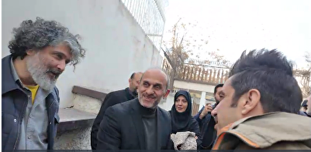 ببینید | بازدید رئیس رسانه ملی از پشت صحنه مجموعه «اسباب زحمت»