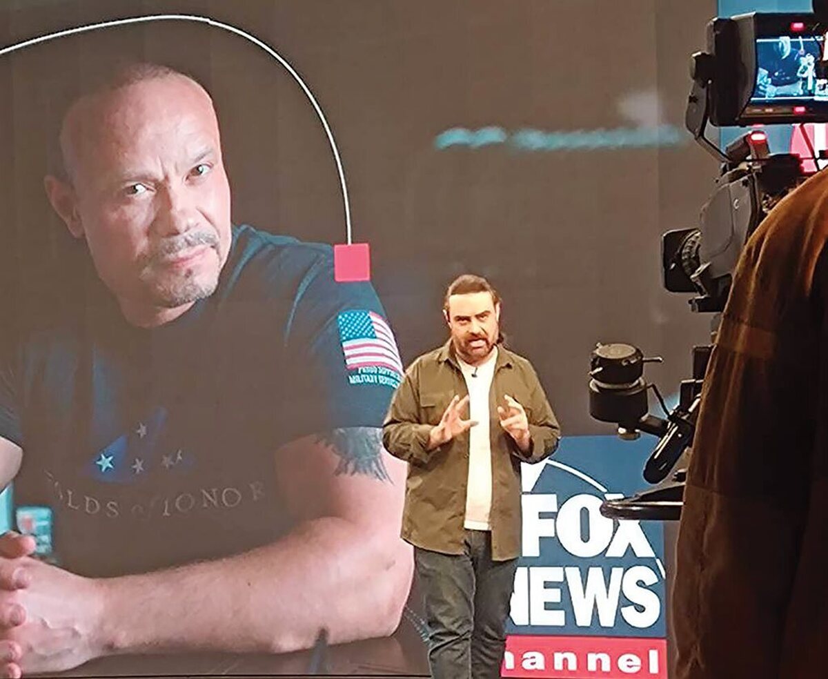 برنامه «نوسان» که از شبکه یک سیما پخش می‌شود روزهای دوشنبه متفاوت‌تر از روزهای دیگر به چشم می‌آید و این تفاوت با افزوده ‌شدن بخشی به نام «لنز آمریکا» معنی می‌شود. متفاوت‌ بودن این برنامه تا جایی است که اگر یک‌بار بیننده آن باشید لهجه مجری و رفتارهای راحت و بدون تکلف او در ذهن‌می‌ماند.