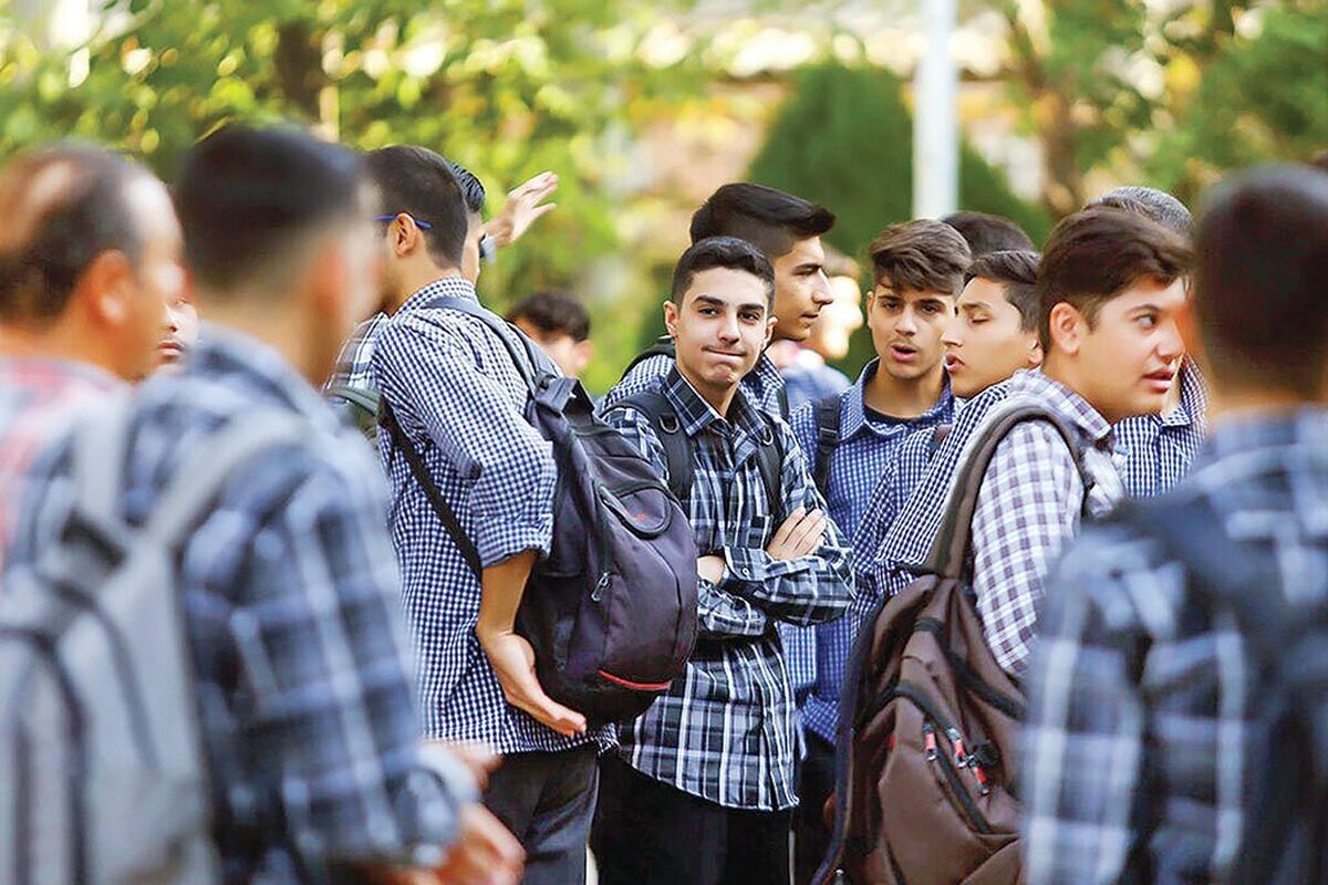 اتفاقات اخیر کشور نشان می‌دهد که نسل جوان و فضای دیجیتال به هدف اصلی دشمن ‌‌تبدیل شده است. شبکه‌های اجتماعی و پلتفرم‌های دیجیتال، با گسترش امکان دسترسی، تعامل و تولید محتوا، نه‌تنها شیوه دریافت اطلاعات را تغییر داده‌اند، بلکه سبک زندگی و نحوه بیان مطالبات اجتماعی را نیز متحول کرده‌اند. نسل جوان که بیشترین حضور را در این شبکه‌ها دارد، با چالش‌ها و فرصت‌های منحصر به‌فردی روبه‌روست. برخی کارشناسان معتقدند ‌کنش‌های اجتماعی جوانان نیز به‌شدت تحت تأثیر فضای دیجیتال قرار گرفته است.