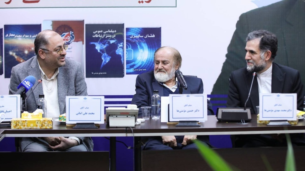 ششمین «عصرانه کتاب» اداره‌کل روابط‌عمومی رسانه ملی با میزبانی از محمدمهدی مؤمنی‌ها در سالن جلسات این اداره‌کل برگزار شد.