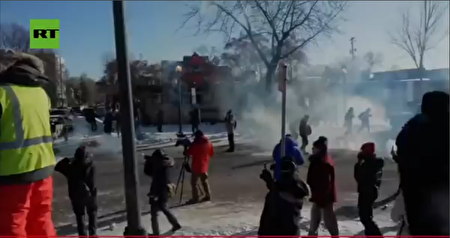 ببینید | راشاتودی: پس از کشته‌شدن یک مرد توسط مأموران فدرال آمریکا، مینیاپولیس شبیه منطقۀ جنگی شد