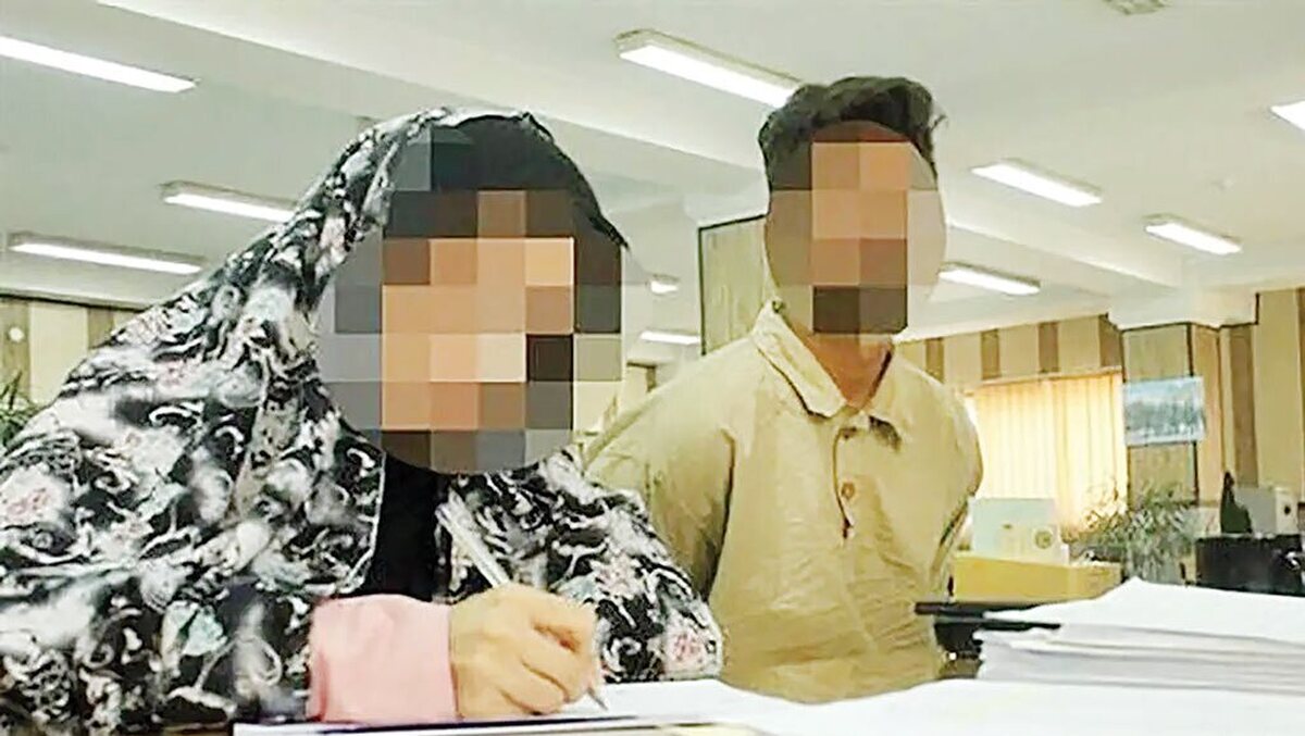  پرونده مرگ مرموز مرد جوان در بیمارستان، در ایستگاه سوم محاکمه رسیدگی شد. همسر این مرد و پسری جوان در این پرونده متهم هستند در توطئه‌ای هولناک مرتکب قتل شده‌اند اما انکارشان در دادگاه و گزارش پزشکی قانونی درباره مرگ مرد جوان بر اثر سکته باعث شد دوبار تبرئه شوند. از سوی دیگر اولیای دم معتقدند، عروس‌شان در پی ارتباط پنهانی با پسر جوان مرتکب قتل پسرشان شده و خواستار قصاص او هستند. متهمان در سومین جلسه رسیدگی هم منکر قتل شده و حالا در زندان منتظر حکم قضات دادگاه کیفری یک استان تهران هستند.