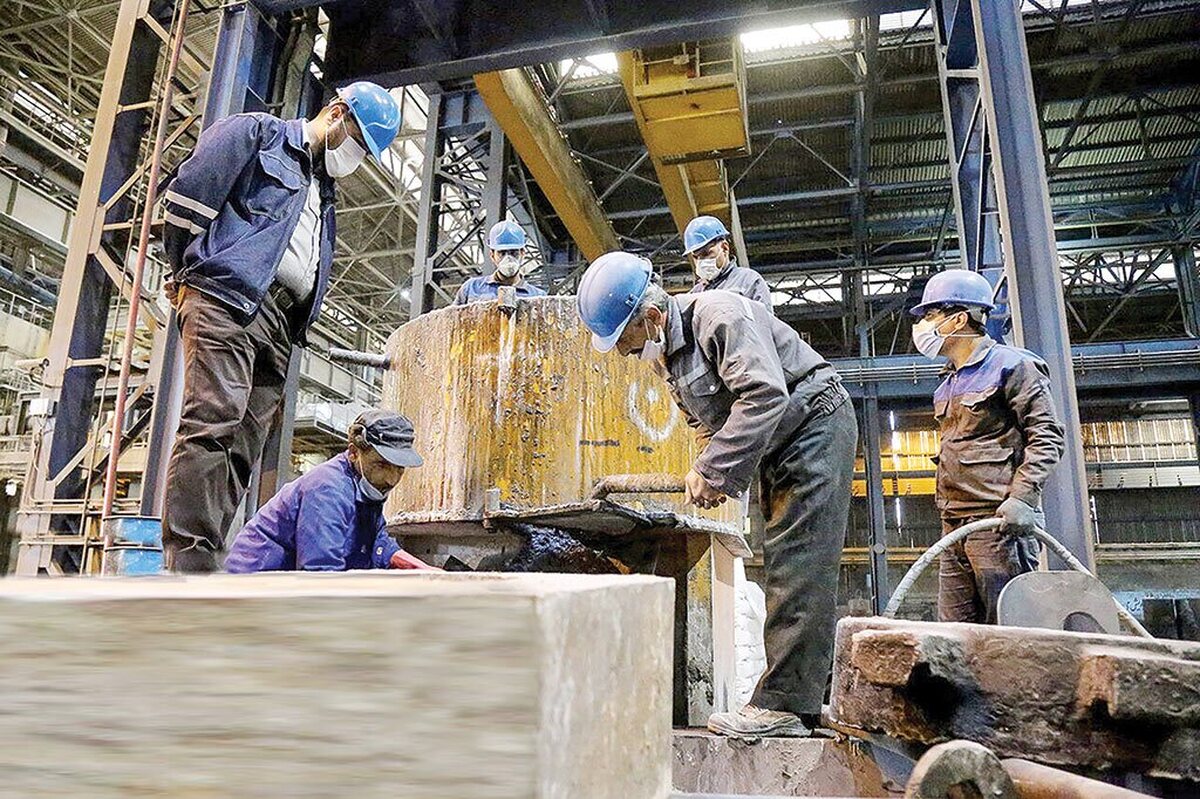 اجرای سیاست تک‌نرخی شدن ارز توسط دولت چهاردهم از ابتدای نیمه دوم ماه دی‌ما امسال آغاز شد. براساس این سیاست، نرخ ارز ترجیحی ۲۸ هزار و ۵۰۰ تومان و همچنین نرخ تالار اول بازار ارز تجاری (حدود ۸۲ هزار تومان) حذف و نرخ تالار دوم بازار ارز تجاری به‌عنوان نرخ رسمی تامین ارز برای واردات کالا و تجارت تعیین شد.