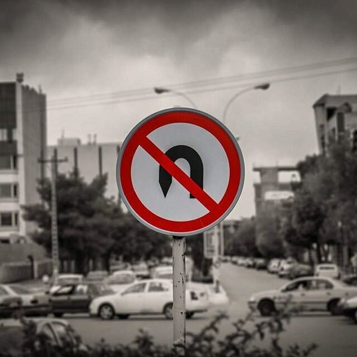 ترافیک یکی از چالش‌های اصلی شهر‌های بزرگ ایران، از جمله کرج، به شمار می‌آید. طراحی و احداث دوربرگردان‌ها یکی از راهکار‌های موثر برای بهبود تردد خودرو‌ها در سطح شهر است. با این حال، استفاده نادرست از لاین‌های تندرو و عدم رعایت قوانین رانندگی موجب ایجاد مشکلاتی در جریان ترافیک می‌شود. این طرح به بررسی وضعیت موجود و ارائه راهکار‌های علمی و فنی برای بهبود وضعیت دوربرگردان‌ها در کرج می‌پردازد.