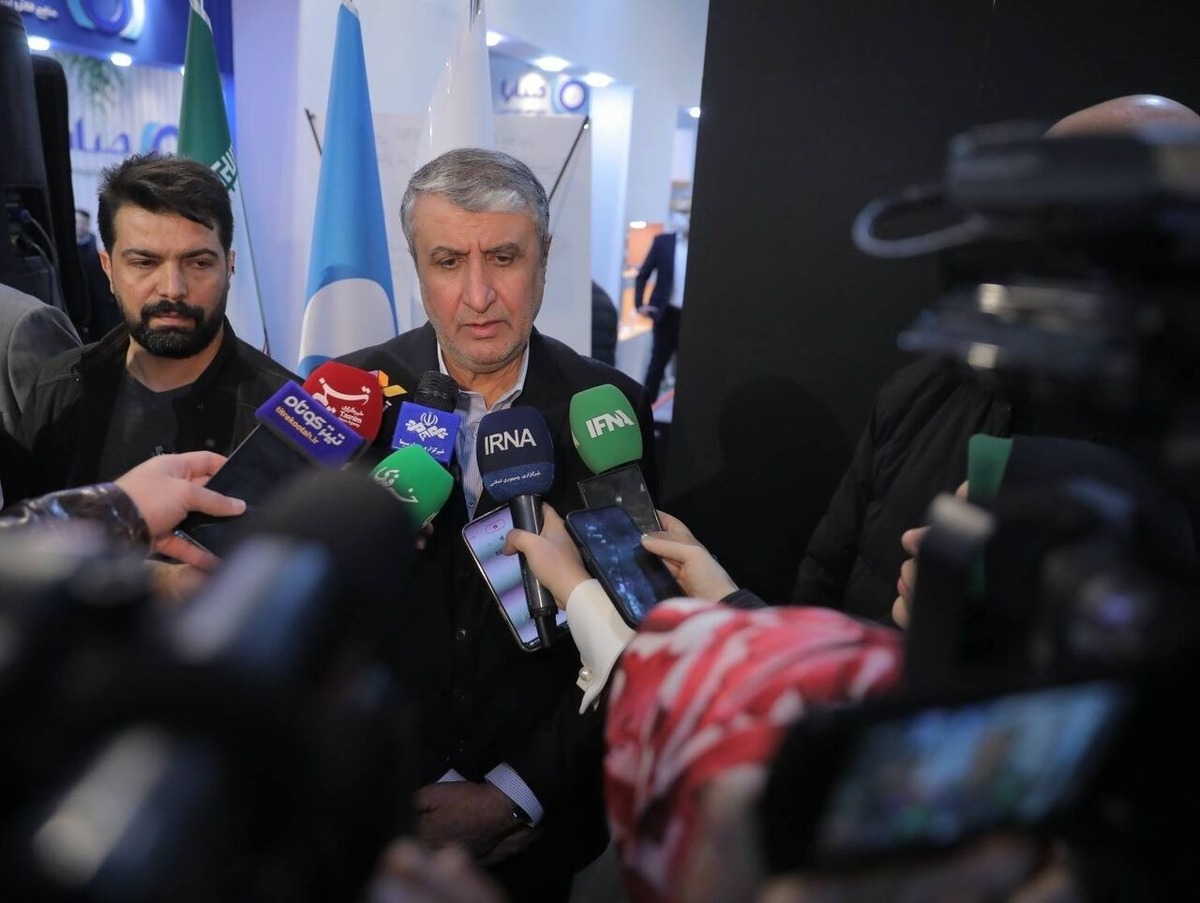 رئیس سازمان انرژی اتمی در واکنش به تهدیدات مدیرکل آژانس بین‌المللی انرژی هسته‌ای درباره عدم پایبندی ایران به معاهده عدم اشاعه، با بیان اینکه اگر سایت‌های ما را بمباران کردند، اکنون چه چیزی را می‌خواهند نظارت کنند؛ گفت: انتظار ما از آقای گروسی این است که از چنین ادبیاتی استفاده نکنند. ایشان مدیرکل آژانس بین‌المللی انرژی اتمی هستند که ذیل سازمان ملل تعریف شده و اساسنامه، تکالیف روشنی را برای ایشان تعیین کرده است.