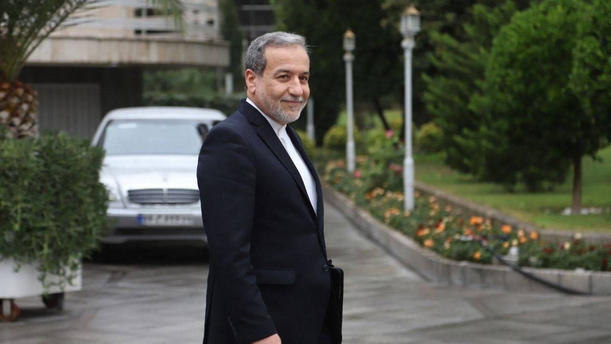 وزیر امور خارجه درباره همزمانی صحبت از مذاکره و شکل گیری آرایش نظامی پیرامون ایران توسط آمریکا، گفت: در عرصه بین‌الملل اینها همیشه با هم بوده‌اند؛ یعنی هم تهدید و هم دیپلماسی.