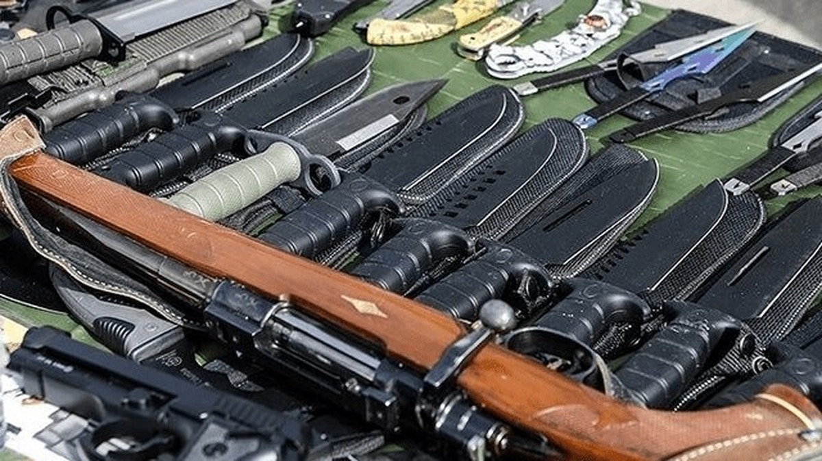 برخورد با قاچاق کالا، سلاح و مهمات در دستور کار مرزبانی قراردارد؛ پلیس می‌گوید که محموله اقلام ممنوعه را از یک شناور در بوشهر کشف کرده است.