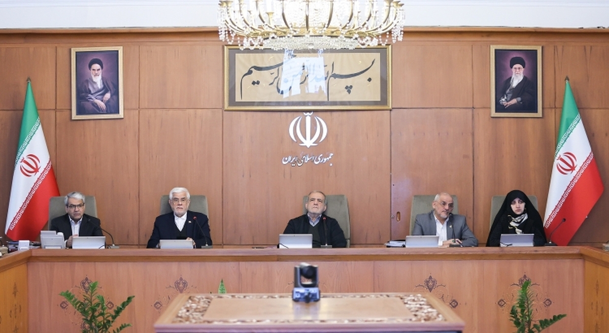 رئیس جمهور با اشاره به ابعاد پیچیده حوادث اخیر در کشور گفت‌: اگر چه دشمنان جمهوری اسلامی ایران همواره در پی بهره‌برداری از شرایط برای ایجاد التهاب و بی‌ثباتی در جامعه هستند، اما رویکرد واقع‌بینانه اقتضا می‌کند که ضعف‌ها و نارسایی‌های داخلی نیز به‌صورت شفاف شناسایی شده و تمام مسئولیت‌ها صرفاً به عوامل خارجی منتسب نشود.