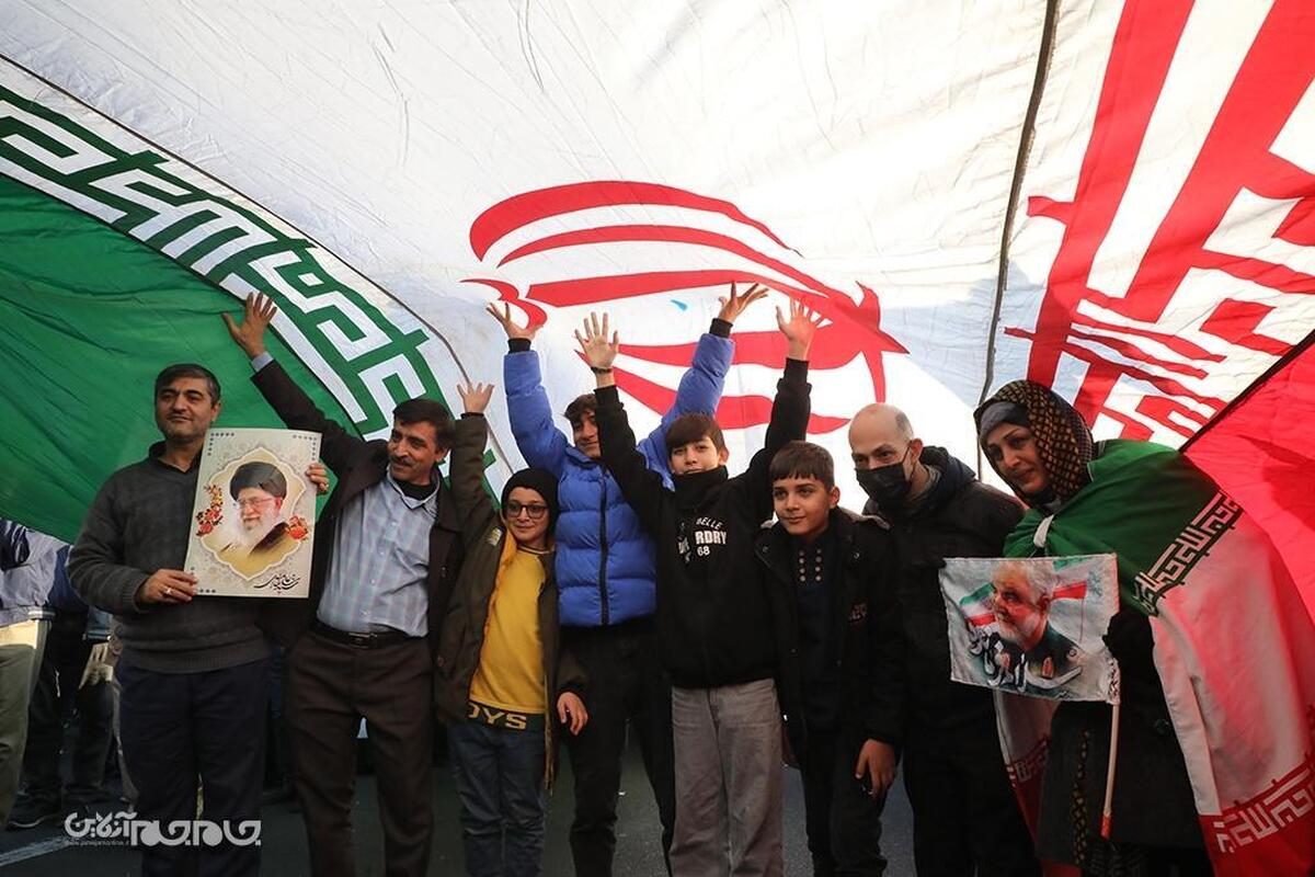 نفرت ازوابستگی و فساد، استعمار و خشونت بویژه اغتشاش در حرکت‌های میلیونی خودجوش و فوری ملت فرهیخته خودرویشان داد، اما موضوع نفرت در ابعاد کلان، دارای کارکرد‌ها و لایه‌های چندگانه است تحلیل این مهم چندان در اندیشگران ما جانیفتاده تنها واکنش‌هایی سطحی و نازل و پراکنده در برابر بحث‌های تخصصی خشونت دراسلام را گاهی شاهدبودیم
اندیشمند برجسته حجت‌الاسلام دکتر بابایی مثل همیشه از منظری نوآمد و تازه، به این بحث افقی روشنگر گشوده است که بسی خواندنی است.