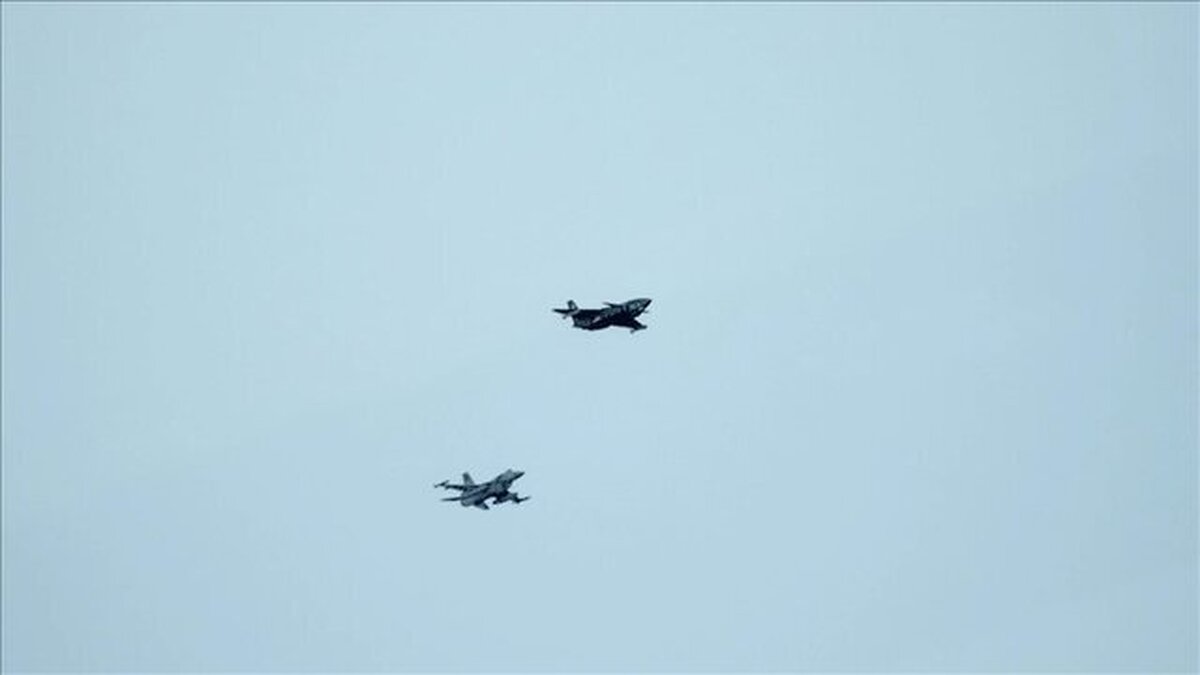 رسانه‌های کره جنوبی امروز (جمعه) به نقل از منابع نظامی گزارش دادند که جنگنده‌های ایالات متحده و چین اوایل این هفته بر فراز آب‌های نزدیک شبه جزیره کره درگیر یک رویارویی کوتاه مدت شدند.